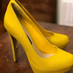 Steve Madden 5 inch platform pumps. Size 8